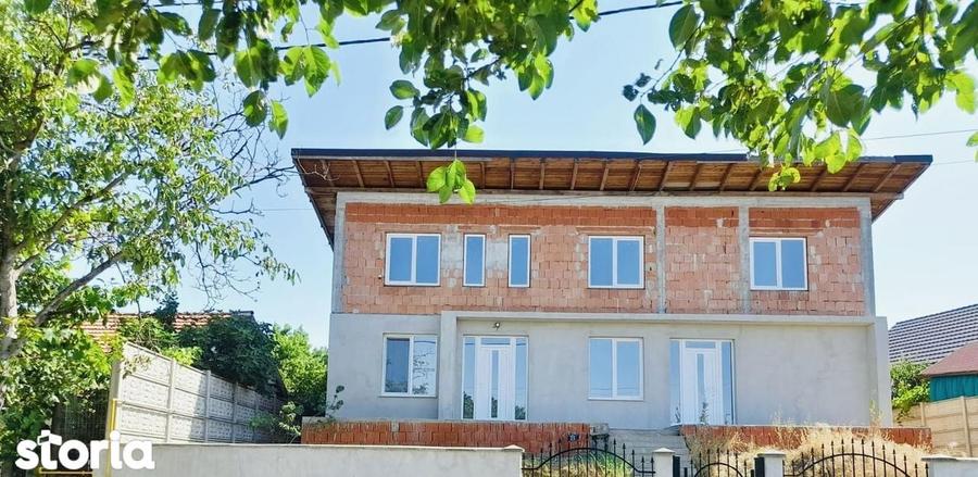 Casă cu 7 camere cu Teren 1025 Mp în Central