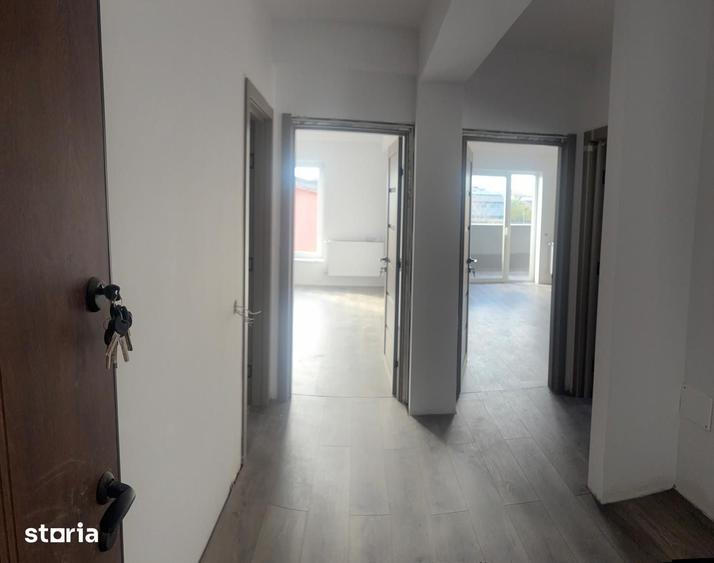Apartament cu 3 camere decomandat în Tractorul
