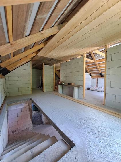 Casă cu 5 camere cu Teren 1800 Mp în Stânca