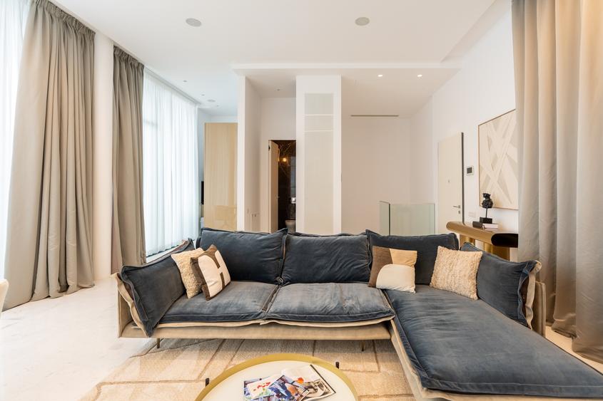Penthouse cu 4 camere semidecomandat, mobilat în Central