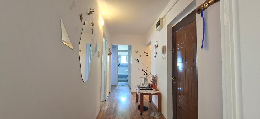 Apartament cu 3 camere decomandat în