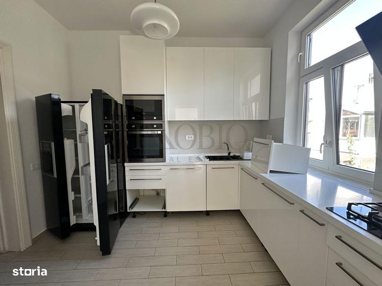Casă cu 8 camere cu Teren 250 Mp în Capitale