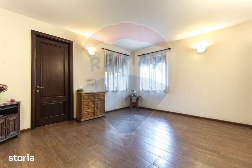 Casă cu 9 camere cu Teren 1526 Mp în Mogoșoaia