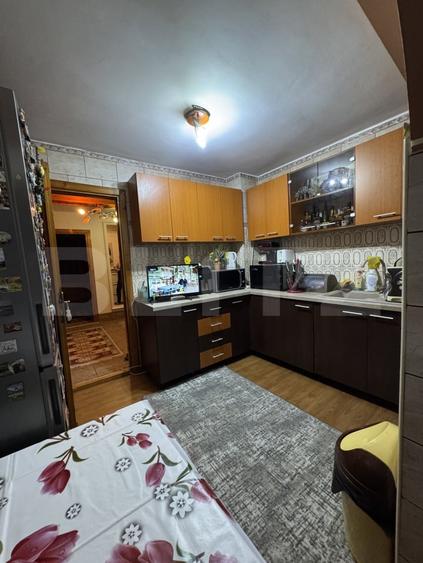 Apartament cu 3 camere decomandat, mobilat în Siloz