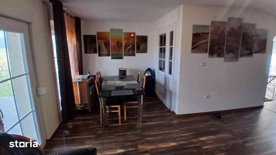 Casă cu 8 camere cu Teren 450 Mp în Central