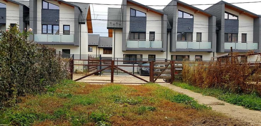 Apartament cu 3 camere decomandat în Valea Adâncă