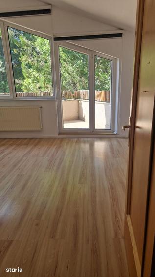 Casă cu 10 camere cu Teren 402 Mp în Tei