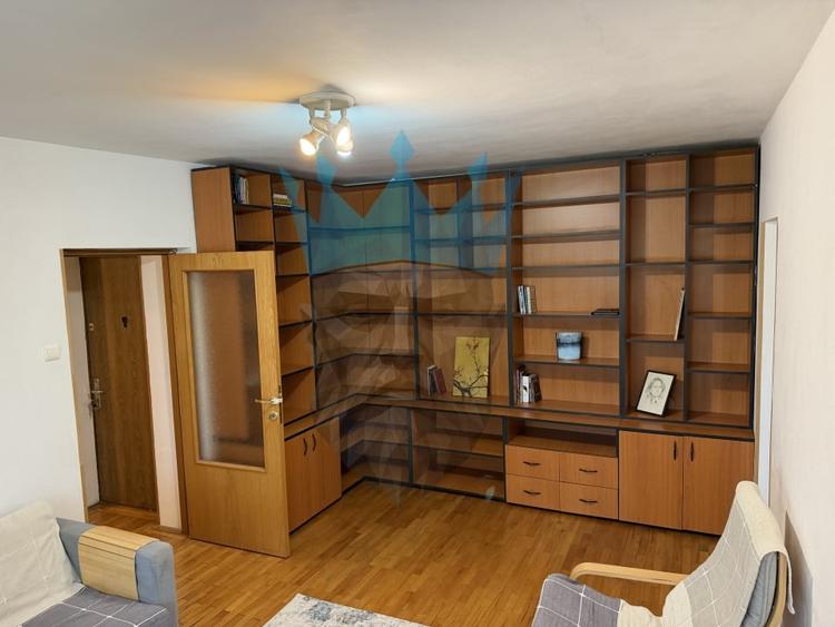 Apartament cu 3 camere semidecomandat, mobilat în P-ța Romană