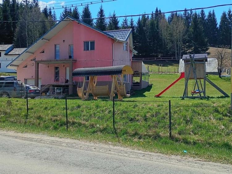 Casă individuală cu 5 camere cu Teren 3125 Mp în Periferie