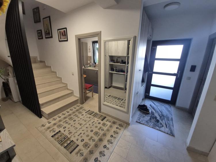 Duplex cu 5 camere cu Teren 159 Mp în Florești