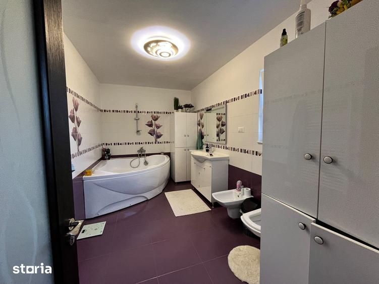 Casă cu 6 camere cu Teren 2200 Mp în Central