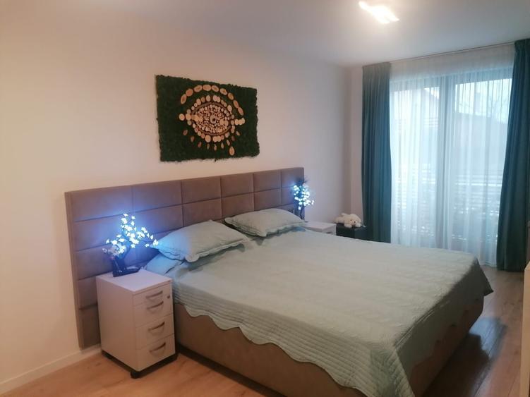 Apartament cu 3 camere semidecomandat în Tractorul