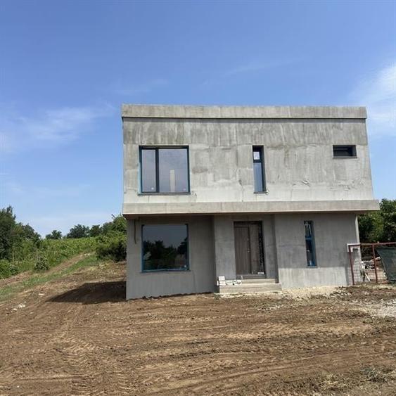Casă individuală cu 4 camere cu Teren 360 Mp în Cârcea