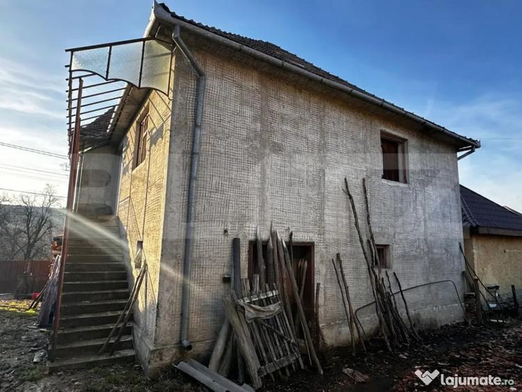 Casă cu 4 camere cu Teren 2500 Mp în Hurez