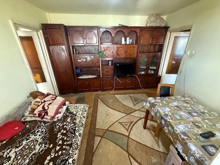 Apartament cu 2 camere semidecomandat în Soarelui