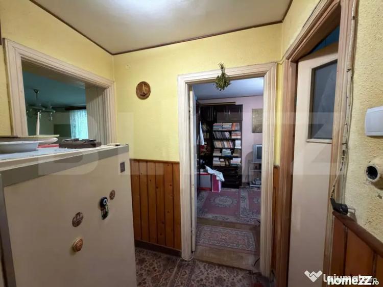 Apartament cu 3 camere semidecomandat în Calea București
