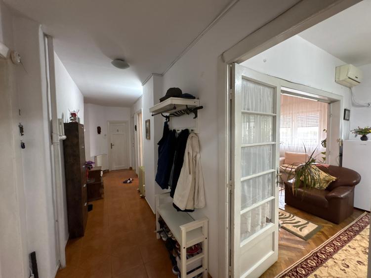 Apartament cu 4 camere în Gara de Nord