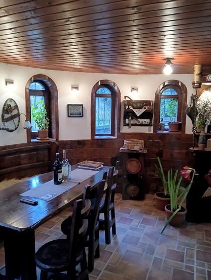 Casă individuală cu 7 camere cu Teren 3500 Mp în Cornu de Jos (Cornu)