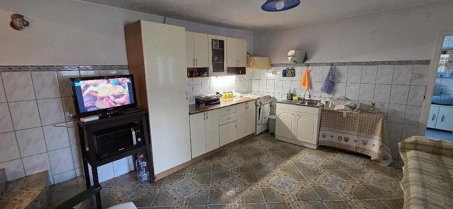 Casă cu 5 camere cu Teren 6000 Mp în Central