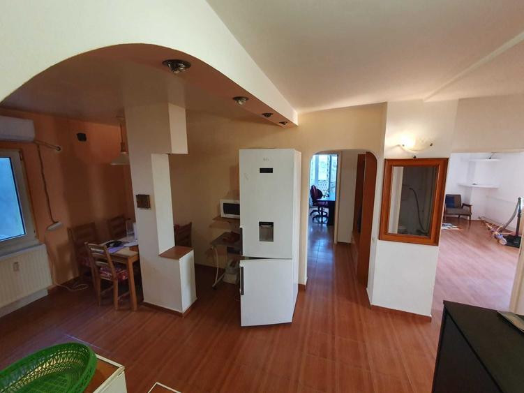 Apartament cu 4 camere decomandat în Dobroești