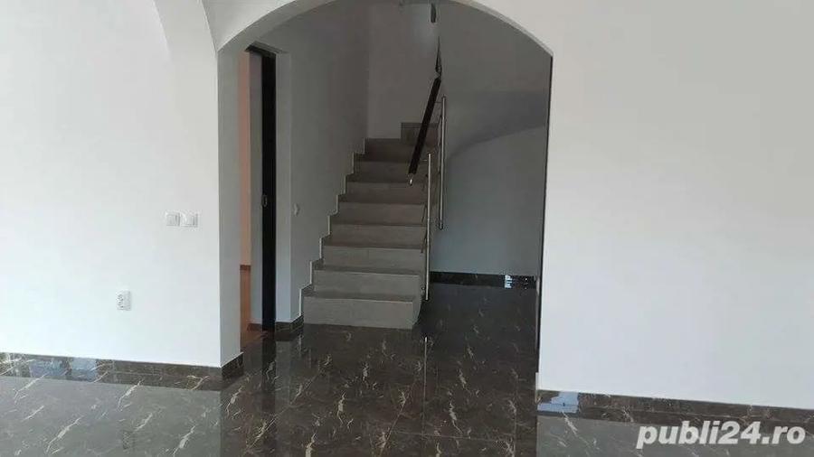 Casă cu 5 camere cu Teren 300 Mp în Apărătorii Patriei