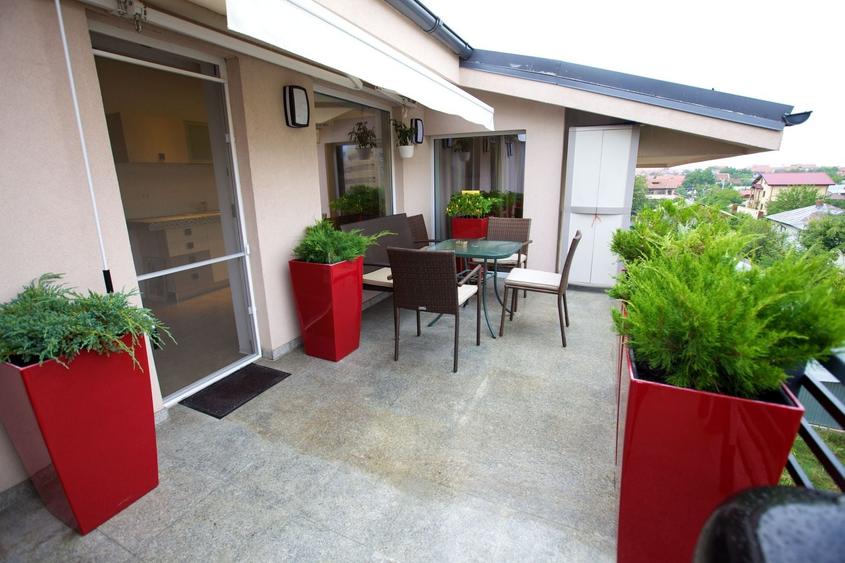 Apartament cu 5 camere decomandat, mobilat în Central