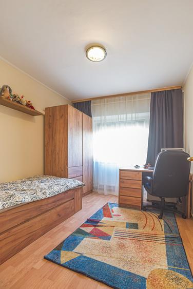 Apartament cu 3 camere decomandat, mobilat în Balada