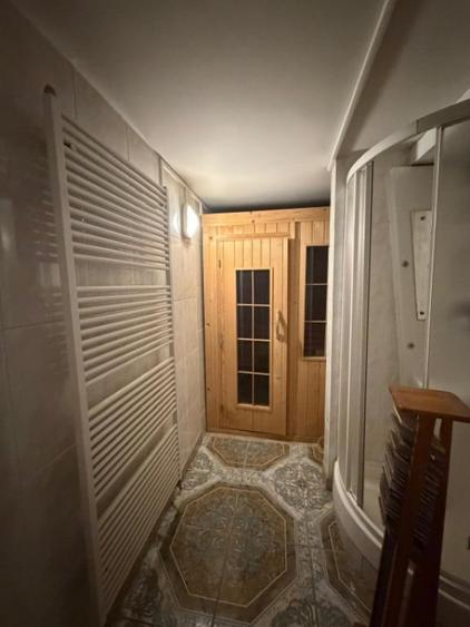 Casă cu 5 camere cu Teren 1100 Mp în Central