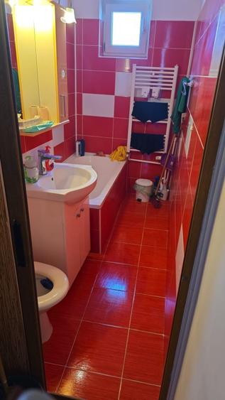 Apartament cu 3 camere semidecomandat în Exterior Vest