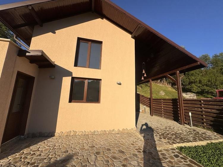 Casă cu 4 camere în Moroeni