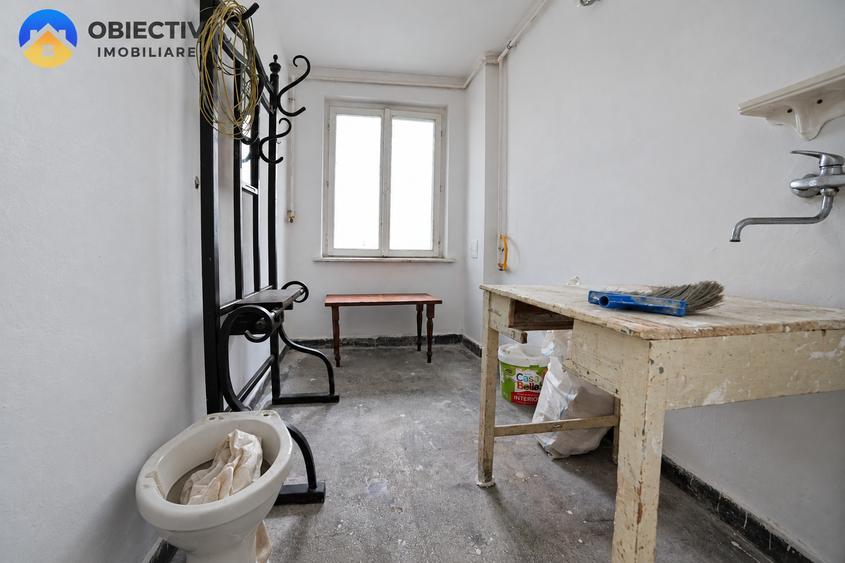 Apartament cu 3 camere semidecomandat în Central