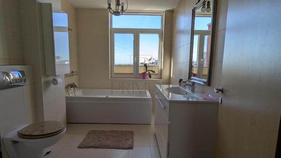 Penthouse cu 3 camere decomandat, mobilat în Aradului