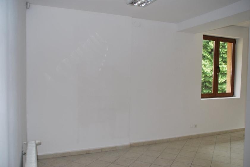 Casă cu 8 camere cu Teren 250 Mp în Domenii