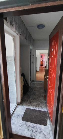 Apartament cu 3 camere semidecomandat în Km 4