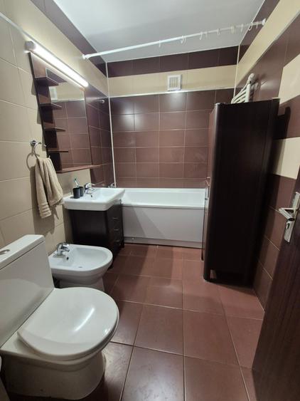 Apartament cu 4 camere decomandat în Podul de Piatră