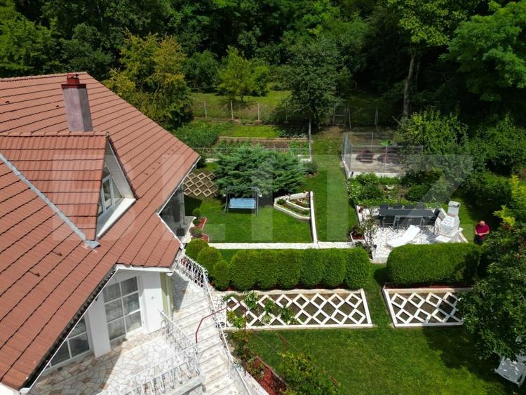 Casă individuală cu 5 camere cu Canalizare în Corunca