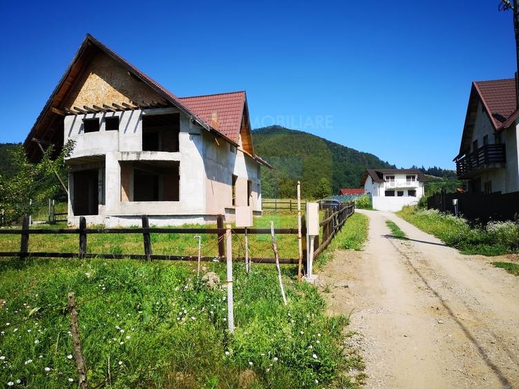Casă individuală cu 6 camere cu Teren 800 Mp în Alexandru cel Bun