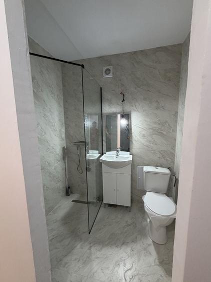 Apartament decomandat 3 camere . Apartamentul are centrala de bloc ( centrala pe scara ) - 6