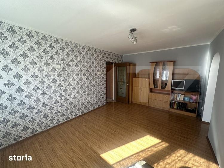 Apartament cu 3 camere semidecomandat în Micro 16