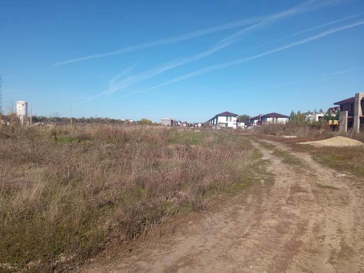 Teren Construcții intravilan de 450 mp, în Est
