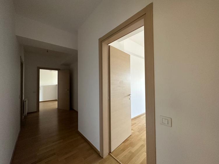 Apartament cu 4 camere semidecomandat în Herăstrău