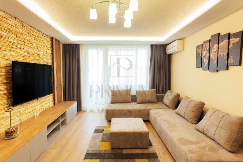 Apartament cu 3 camere semidecomandat, mobilat în Central — fotografia 1
