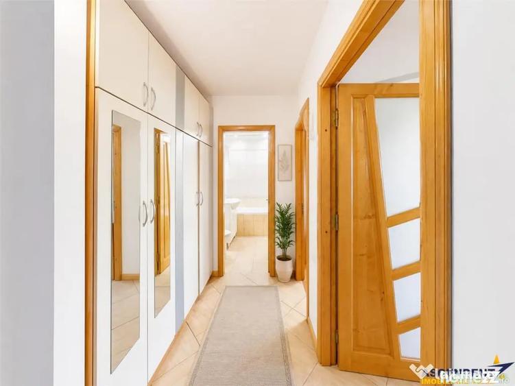 Apartament cu 3 camere decomandat în 13 Decembrie