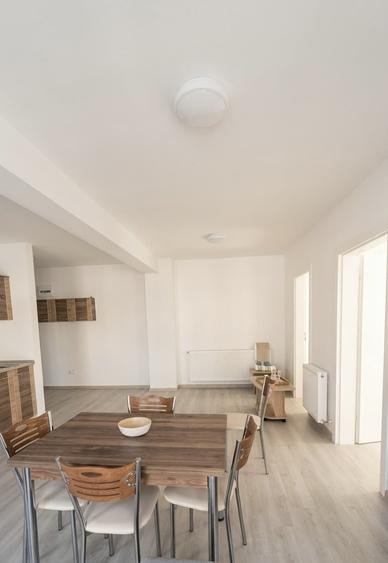 Apartament cu 3 camere semidecomandat în Florești