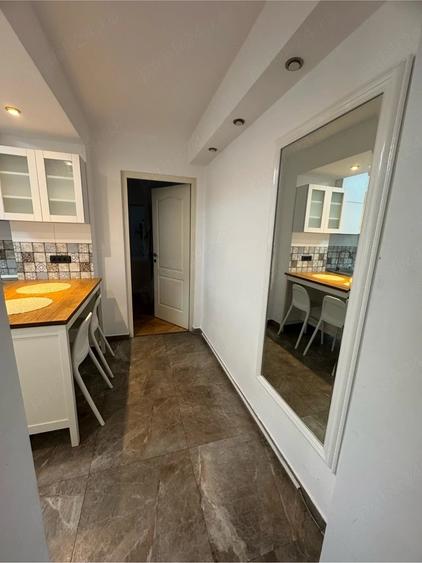 Apartament cu 3 camere semidecomandat în Central