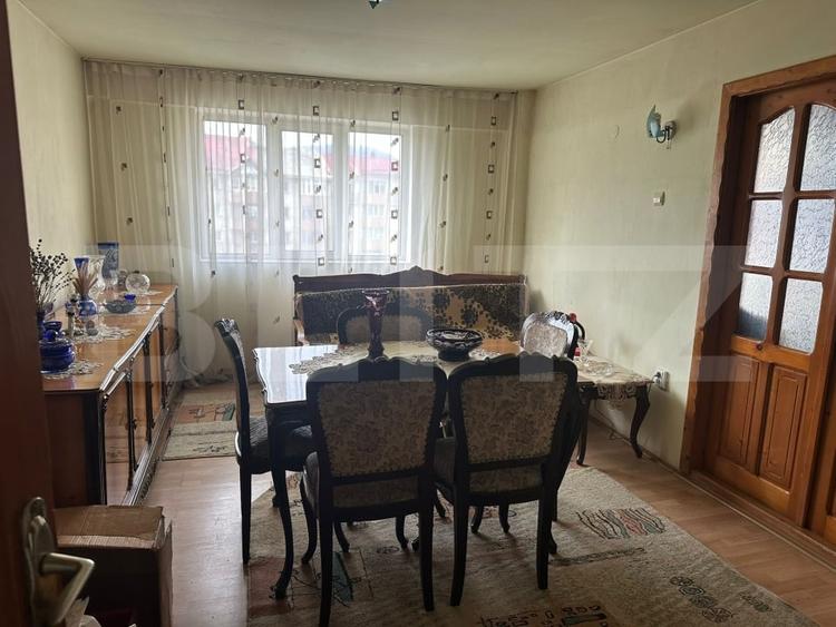 Apartament cu 3 camere decomandat, mobilat în Câmpeni