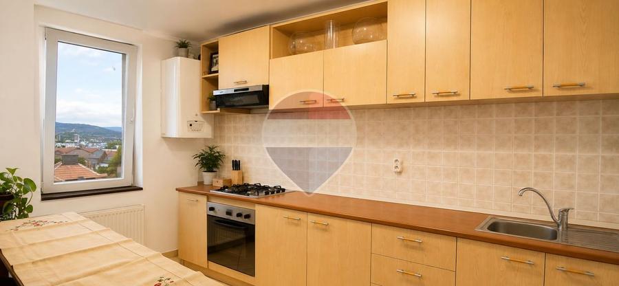 Apartament cu 3 camere semidecomandat, mobilat în Becaș