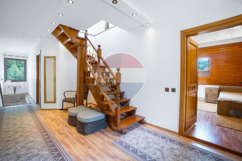 Casă individuală cu 13 camere cu Teren 4780 Mp în Moieciu de Sus