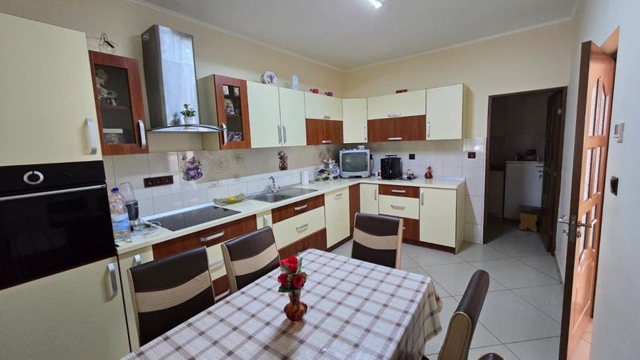 Casă individuală cu 5 camere cu Canalizare în Sud-Est
