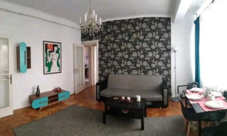 Apartament cu 3 camere semidecomandat, mobilat în Tineretului